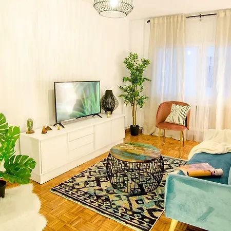 Chic Downtown - Ctr Apartment